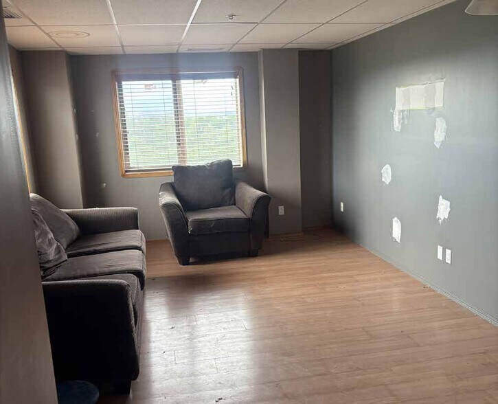 More Photos Of 105 Oak Crt, Anzac Warehouse For Sale
