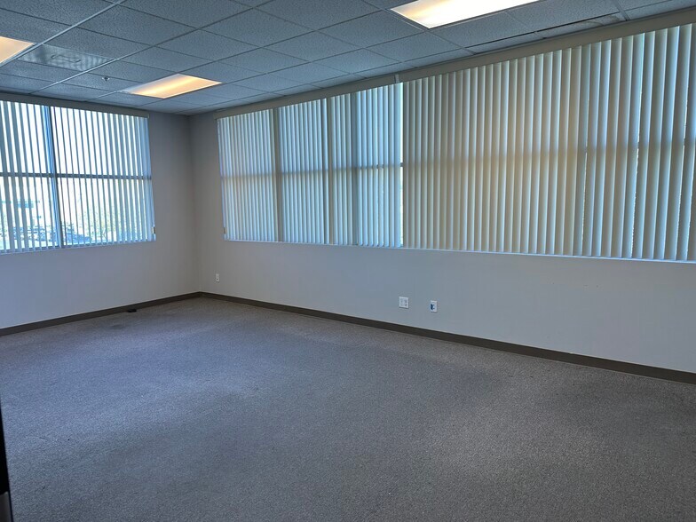 More Photos Of 21130 Centre Pointe Pky, Santa Clarita Warehouse For Lease