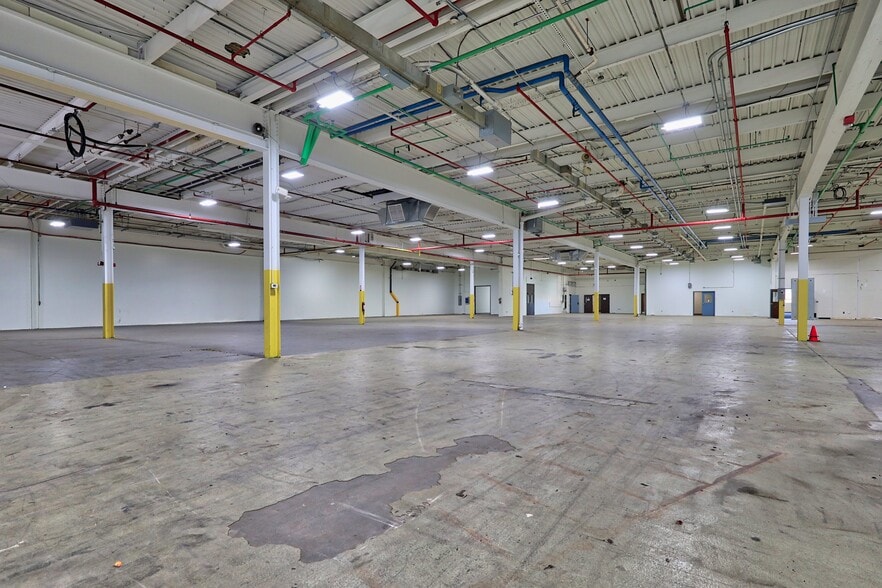 More Photos Of 562 Captain Neville Dr, Waterbury Manufacturing For Lease