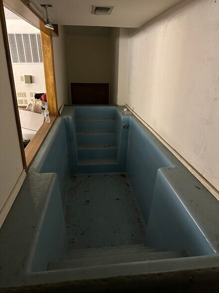 More Photos Of 1505 E Henderson St, Cleburne Office For Sale