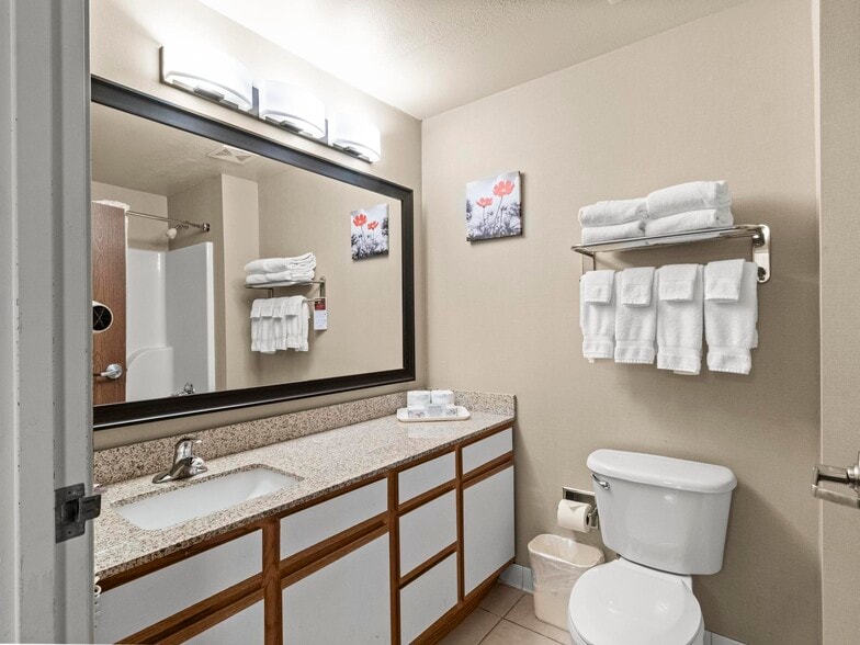 More Photos Of 1001 W College, Oak Creek Hotel For Sale