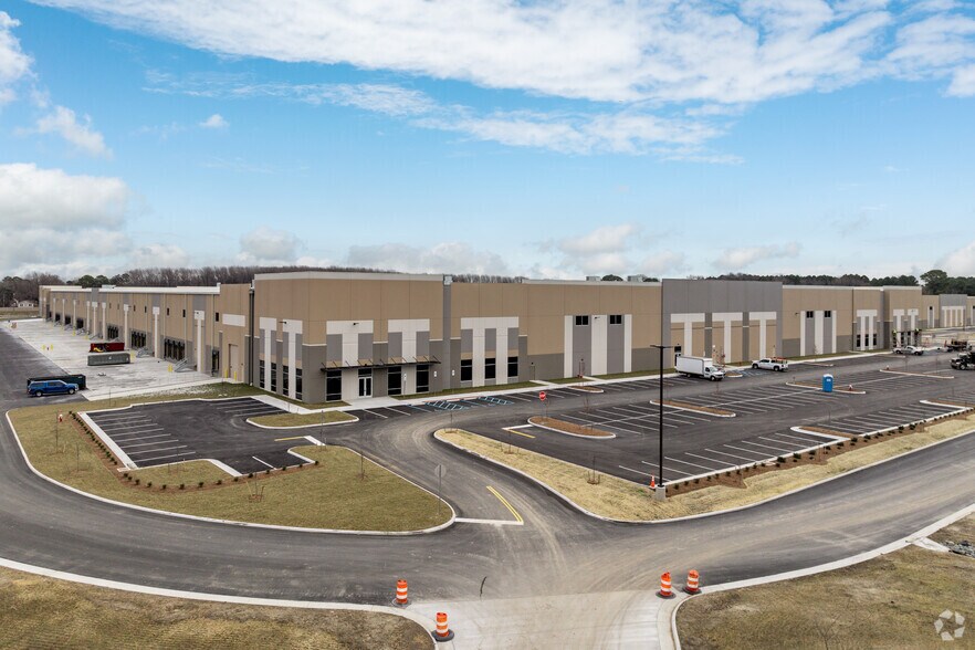 More Photos Of 30 Aberdeen Rd, Hampton Distribution For Lease