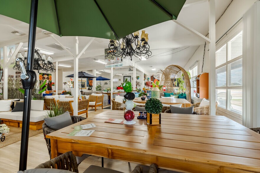 More Photos Of 1950 N Panam Expy, San Antonio Freestanding For Sale