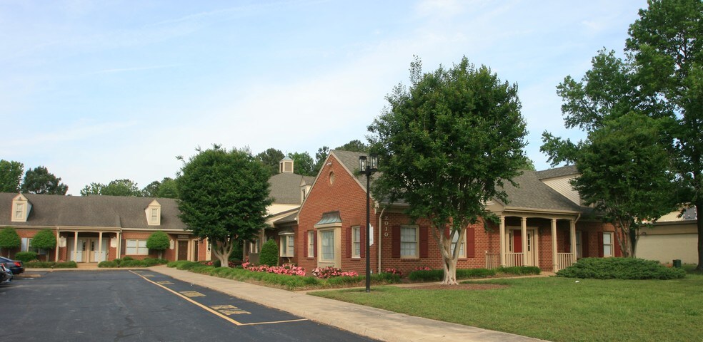 More Photos Of 2010 Old Greenbrier Rd, Chesapeake Office For Lease