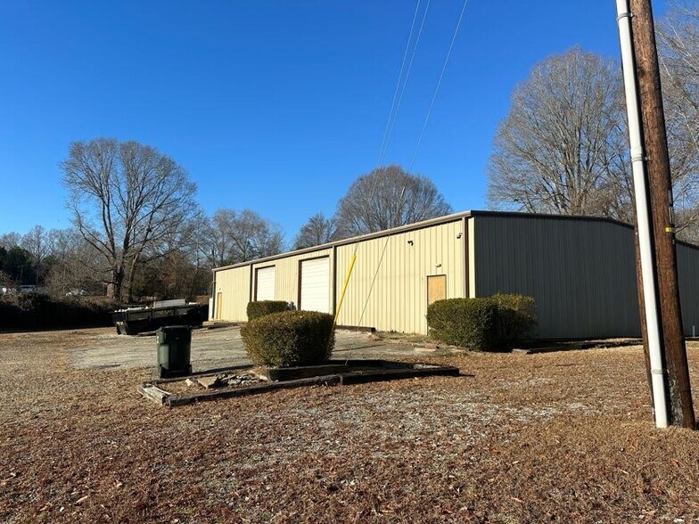 More Photos Of 899 Liberty St W, York Warehouse For Lease