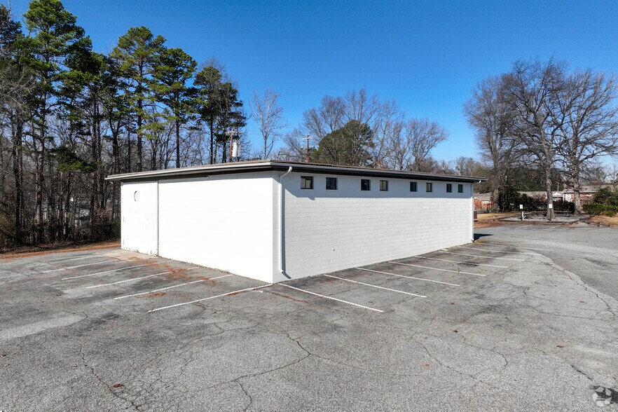 More Photos Of 501 W Camel St, Greensboro Warehouse For Lease
