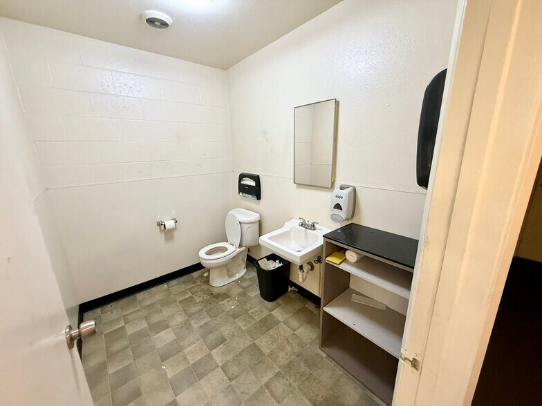 More Photos Of 1009-1033 Brooks St, Ontario Warehouse For Lease