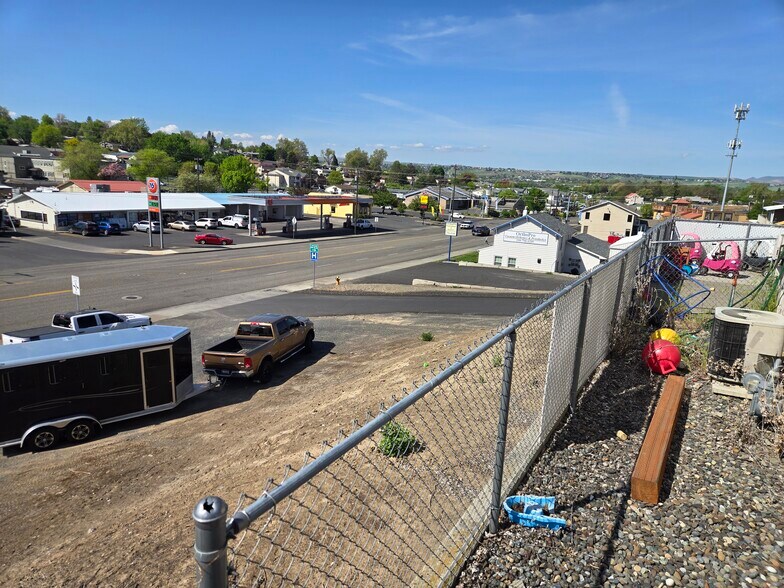 Primary Photo Of 903 16th Ave, Lewiston Flex For Sale