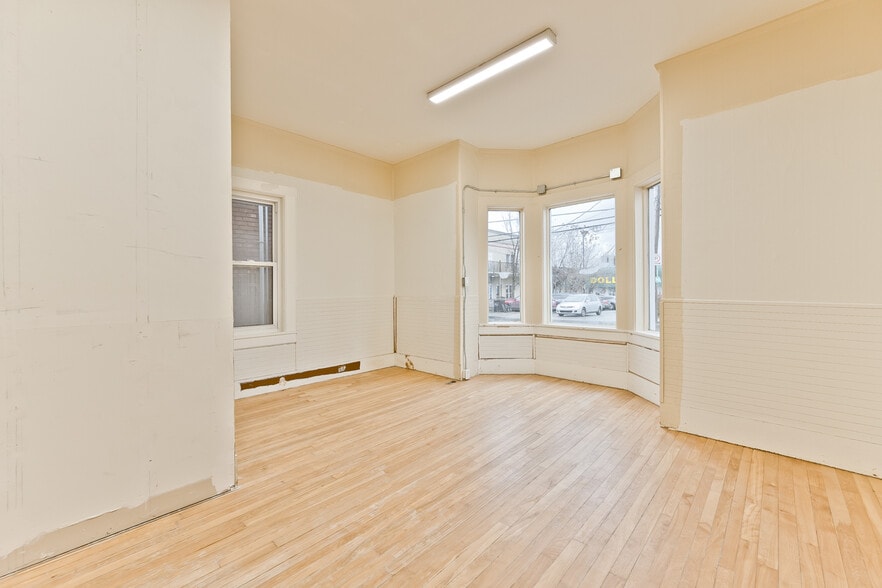 More Photos Of 127 Rue Queen, Sherbrooke Office Residential For Sale