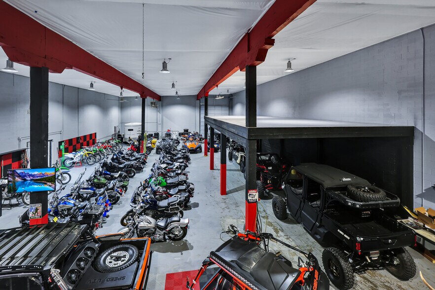 More Photos Of 7168 N Government Way, Dalton Gardens Warehouse For Lease