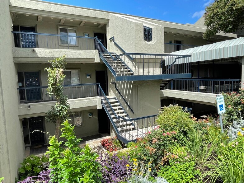 More Photos Of 2111 Dickson Dr, Austin Unknown For Lease