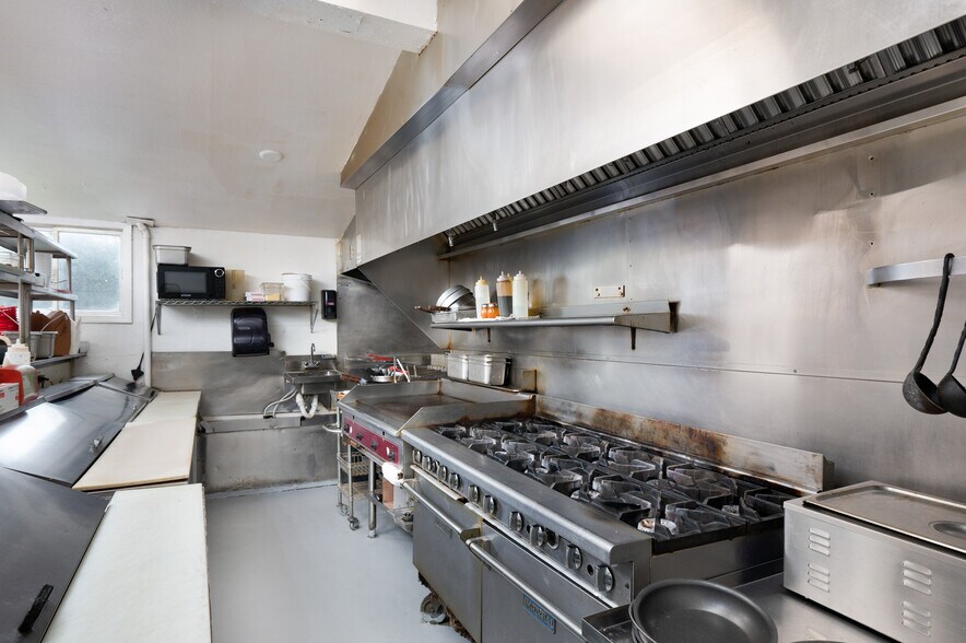 More Photos Of 2711 W College St, Bozeman Restaurant For Sale