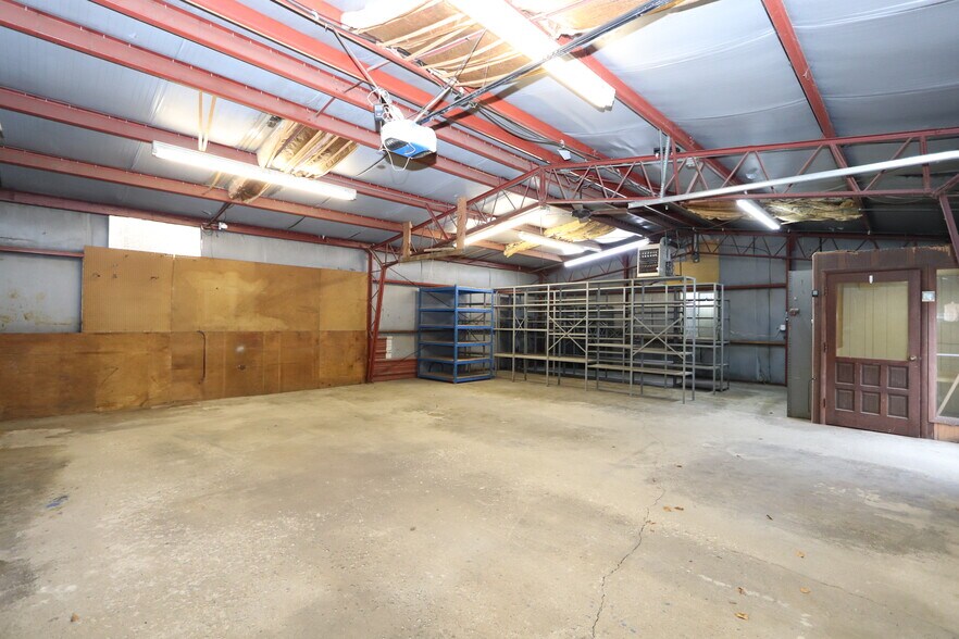 More Photos Of 536 1/2 Oak St. St, Morris Flex For Lease