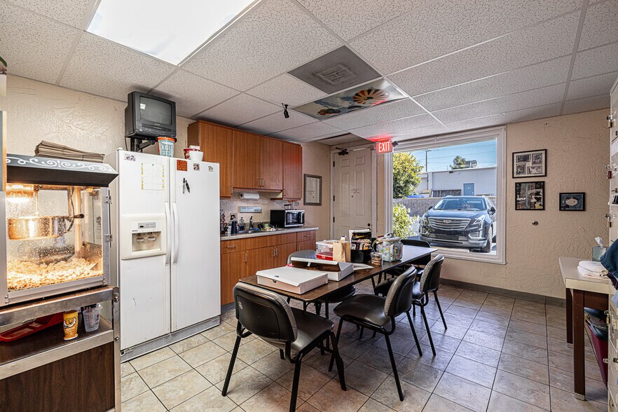 More Photos Of 26055 Bouquet Canyon Rd, Santa Clarita Veterinarian Kennel For Sale