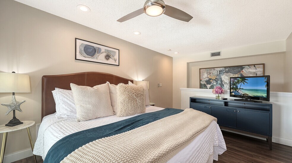 More Photos Of 5610 AVENIDA DEL MARE, Sarasota Specialty For Sale