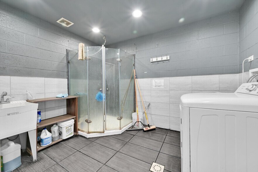 More Photos Of 280 Grand St, Hamburg Warehouse For Sale