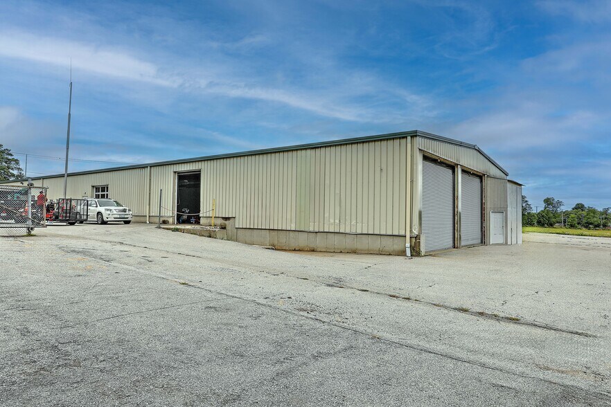 More Photos Of 1055 E Main Rd, Portsmouth Warehouse For Lease