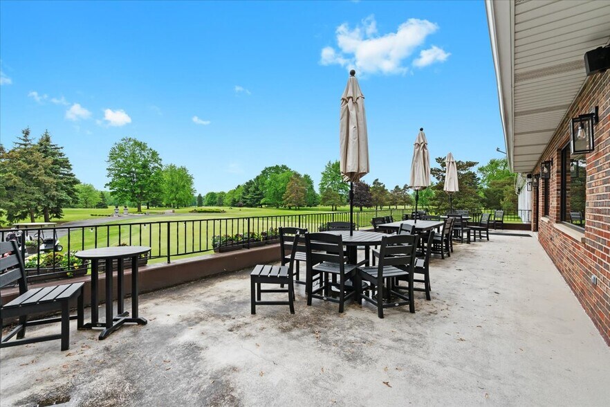 More Photos Of 9512 E Lippincott Blvd, Davison Golf Course Driving Range For Sale