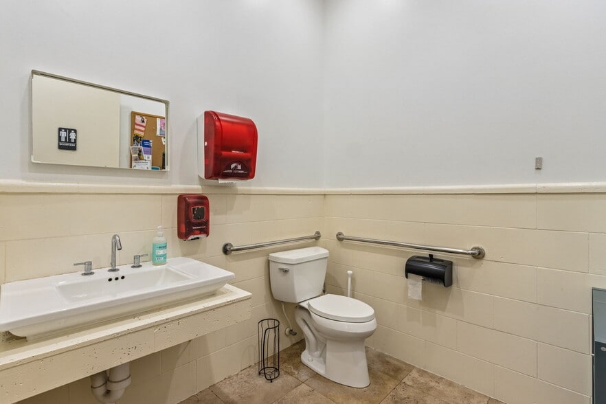 More Photos Of 1401 Penman Rd, Jacksonville Beach Loft Creative Space For Sale