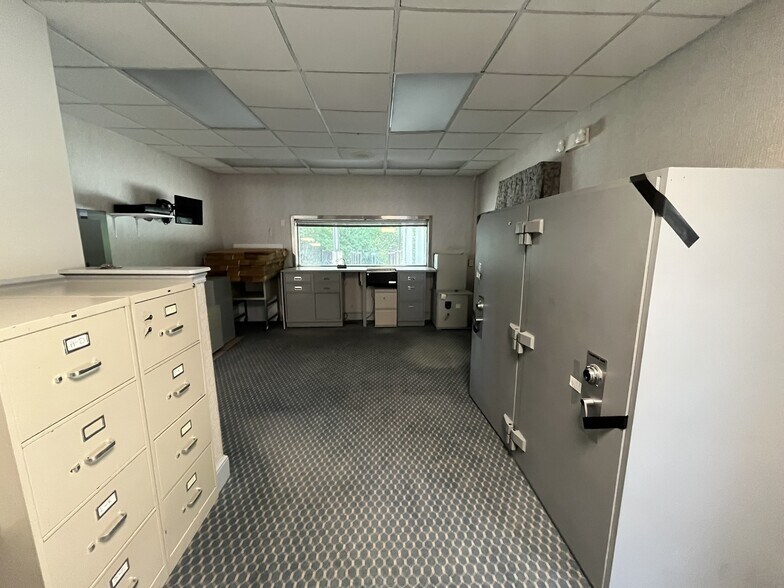 More Photos Of 7612 Alexandria Pike, Alexandria Bank For Lease