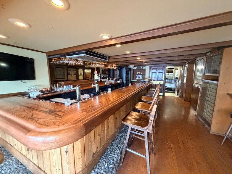 More Photos Of 9068A Snug Harbor Dr, Hammondsport Restaurant For Lease
