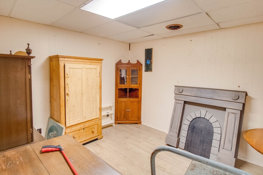 More Photos Of 319-321 Ridge St, Alton Showroom For Sale