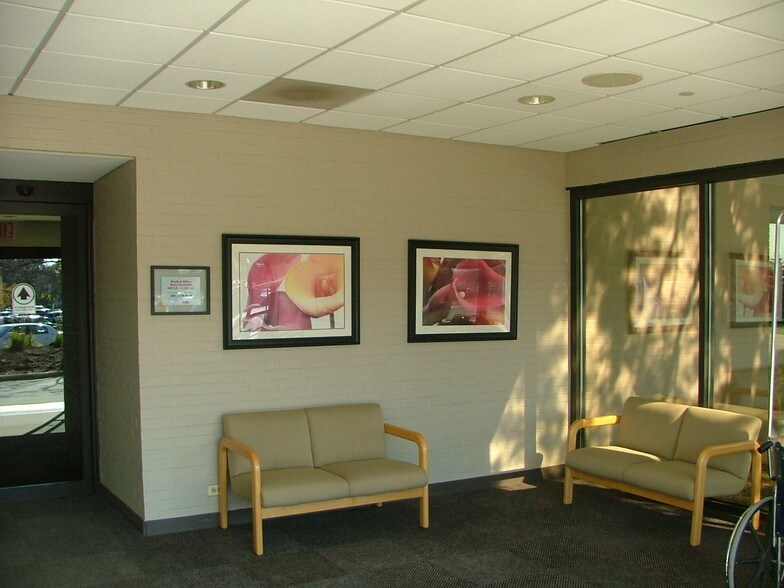 More Photos Of 890 S Garfield Ave, Libertyville Medical For Lease