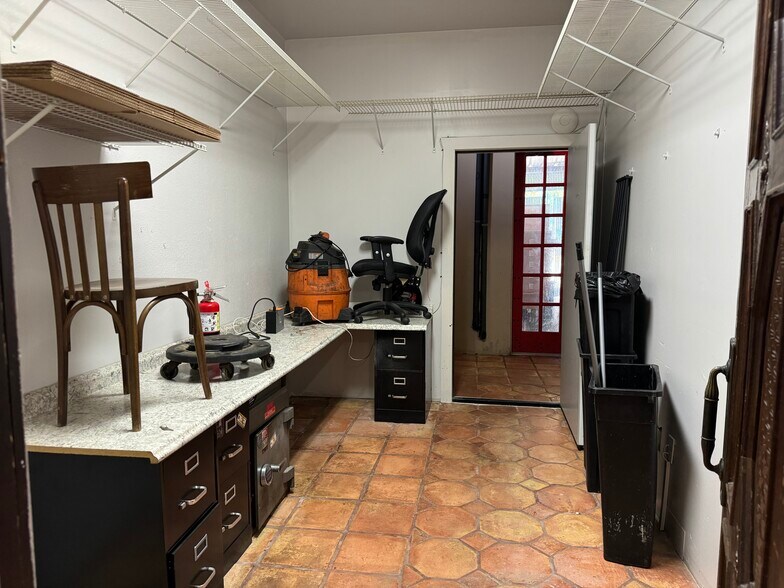 More Photos Of 1525 4th St, Sarasota Restaurant For Lease