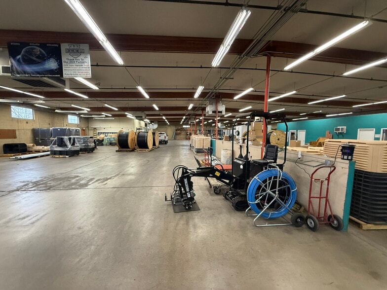 More Photos Of 2710 W Cheery Lynn Rd, Phoenix Manufacturing For Sale