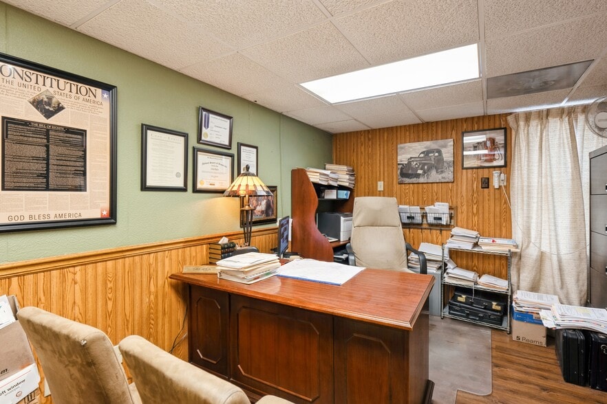 More Photos Of 1964 Indianola Ave, Des Moines Office For Sale