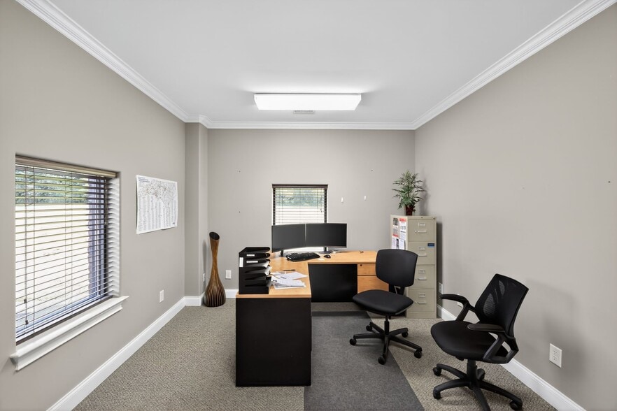 More Photos Of 215 Peddycord Park Ct, Kernersville Warehouse For Lease