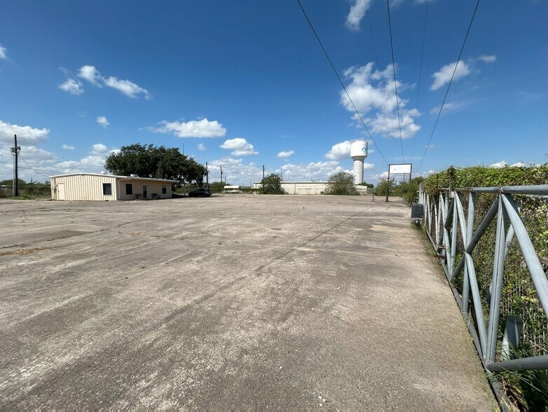 More Photos Of 9225 Leopard St, Corpus Christi Service For Sale