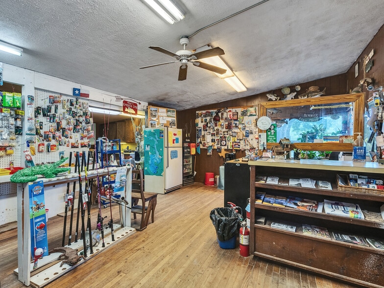 More Photos Of 280 Broken Arrow Marina, Livingston Hotel For Sale