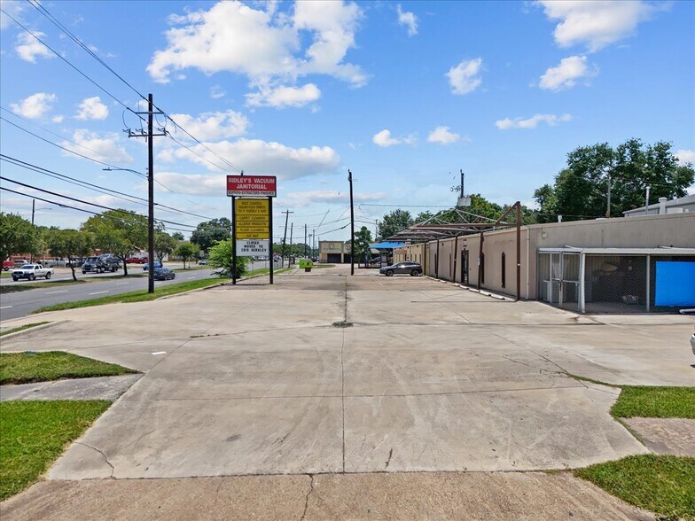 More Photos Of 3700 Reveille St, Houston Freestanding For Lease