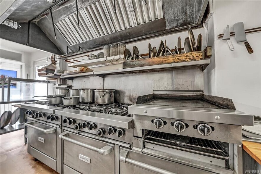 More Photos Of 3019 Pine Ave, Niagara Falls Restaurant For Sale