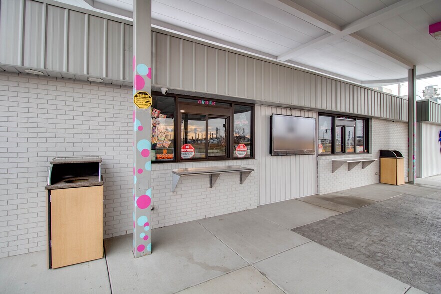 More Photos Of 711 S Central Ave, Roxana General Retail For Sale