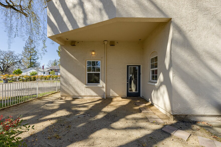 More Photos Of 220 Windsor River Rd, Windsor Apartments For Sale