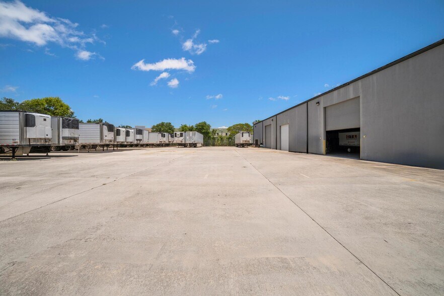 More Photos Of 5205 Tylerlakes Blvd, West Palm Beach Warehouse For Lease