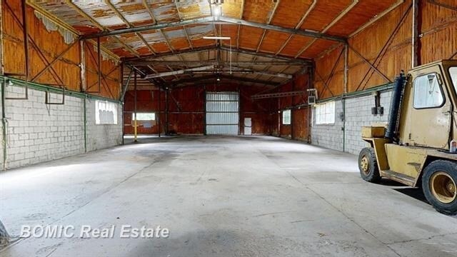 More Photos Of 9010 Dixie Hwy, Birch Run Warehouse For Lease