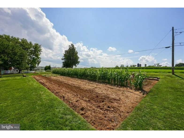 More Photos Of 240 Railroad Ave, Bird In Hand Flex For Sale
