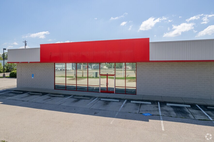 More Photos Of 65 N University Blvd, Middletown Showroom For Lease