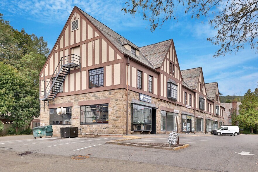 More Photos Of 233 Route 17, Tuxedo Park Freestanding For Lease