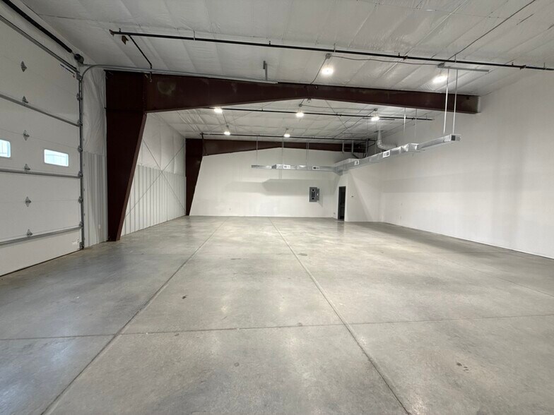 More Photos Of 3405 NW Jefferson St, Blue Springs Flex For Lease