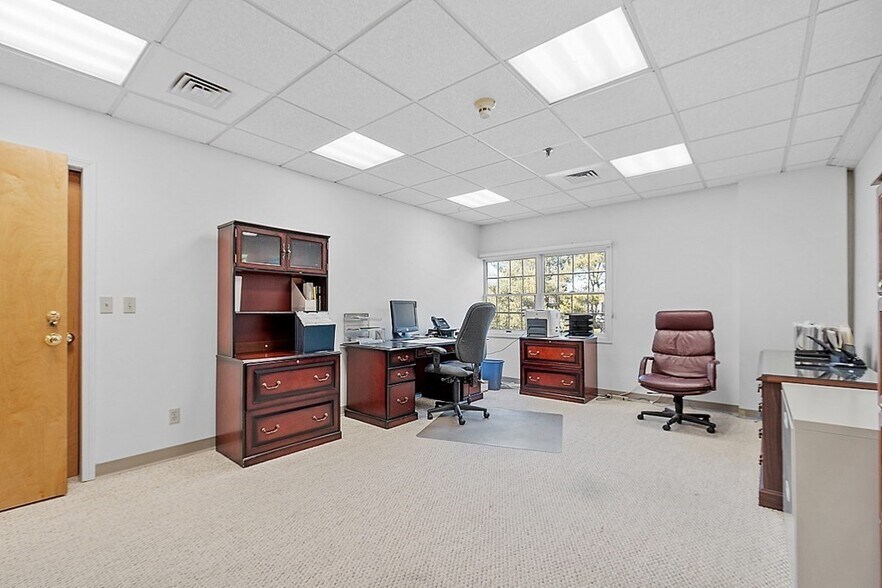 More Photos Of 141 Great Rd, Acton Storefront For Lease