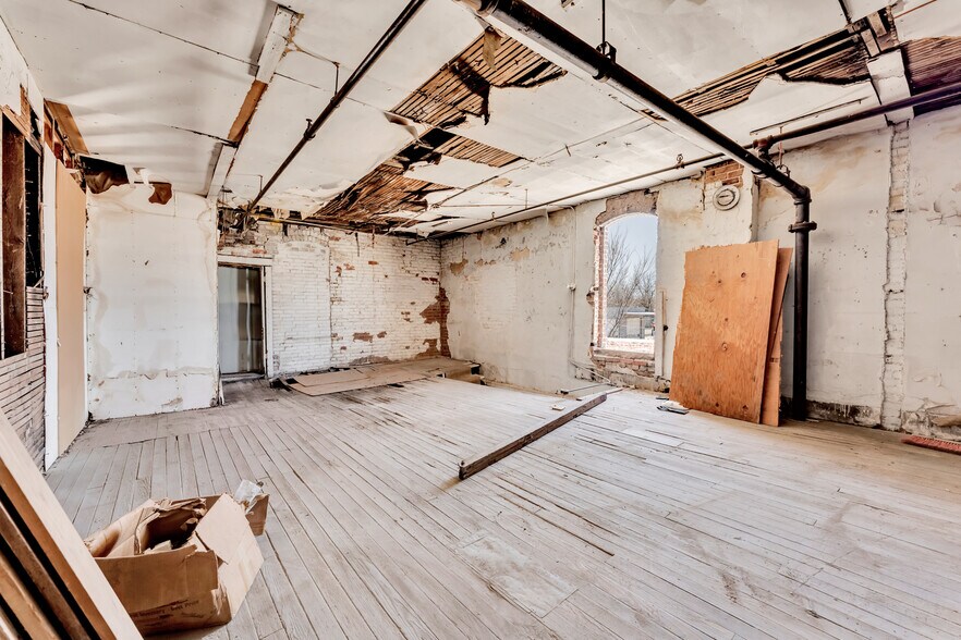 More Photos Of 500 W Commercial St, Springfield Storefront Retail Office For Sale