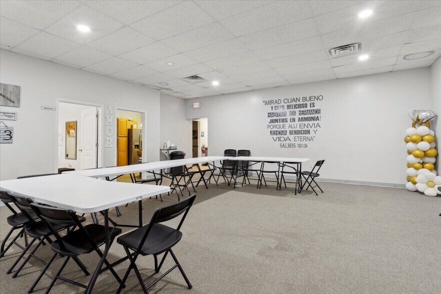 More Photos Of 14859 Warwick Blvd, Newport News Restaurant For Lease