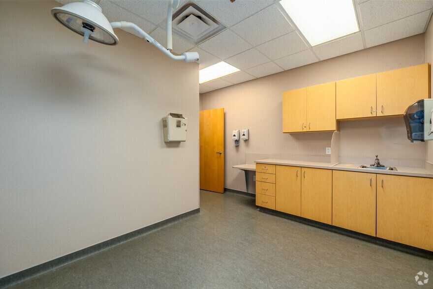 More Photos Of 2900 S National Ave, Springfield Medical For Lease