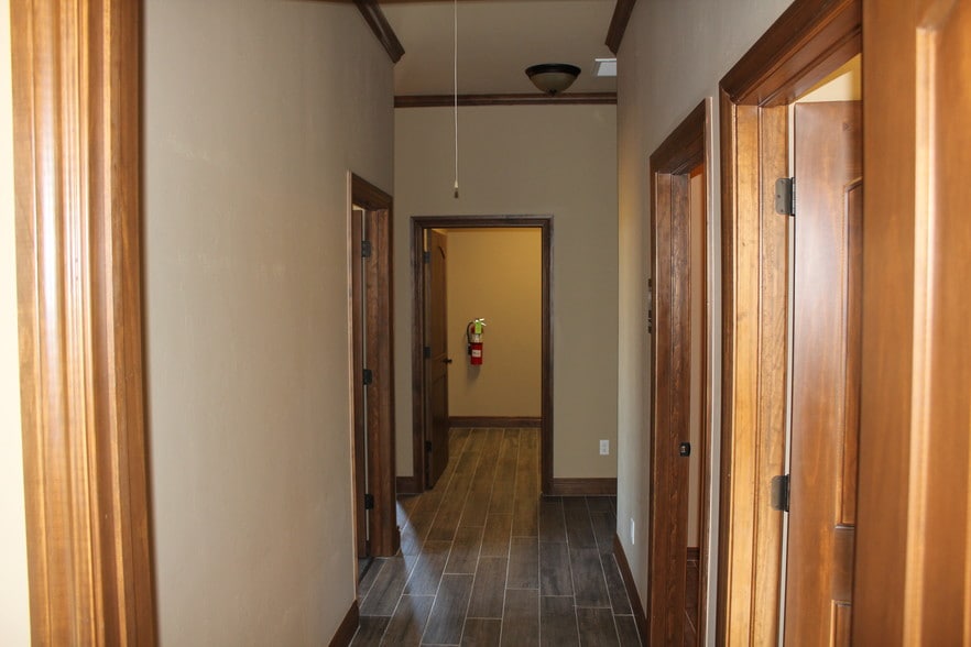More Photos Of 17236 N May Ave, Edmond Office For Sale