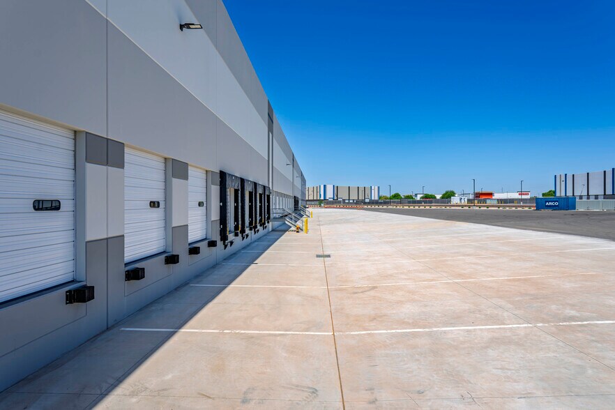 More Photos Of 13550 N Dysart Rd, Surprise Distribution For Lease