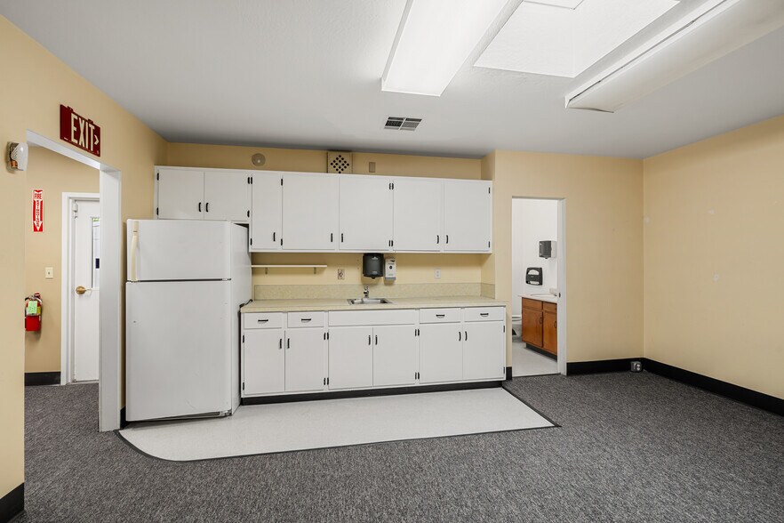 More Photos Of 125 NE Manzanita Ave, Grants Pass Medical For Sale